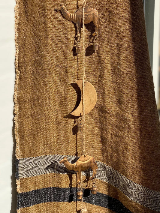 Madam Stoltz slinger met kamelen en manen