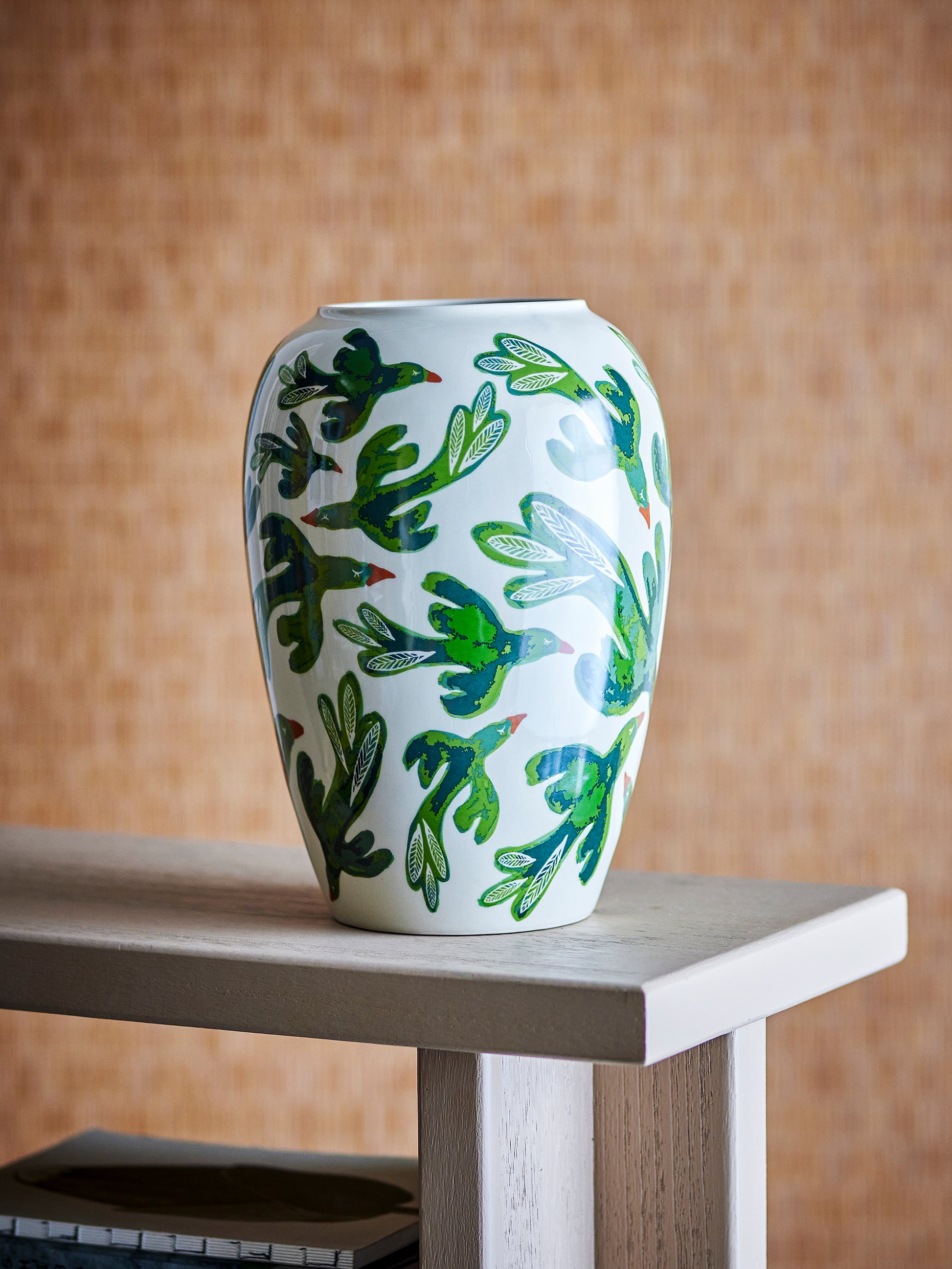 Deze prachtige vaas Birdliva van Bloomingville, te koop bij Wanted by DaS in Eindhoven, is een echte eye catcher. De groene vogels zijn met de hand beschilderd, wat elke vaas uniek maakt.