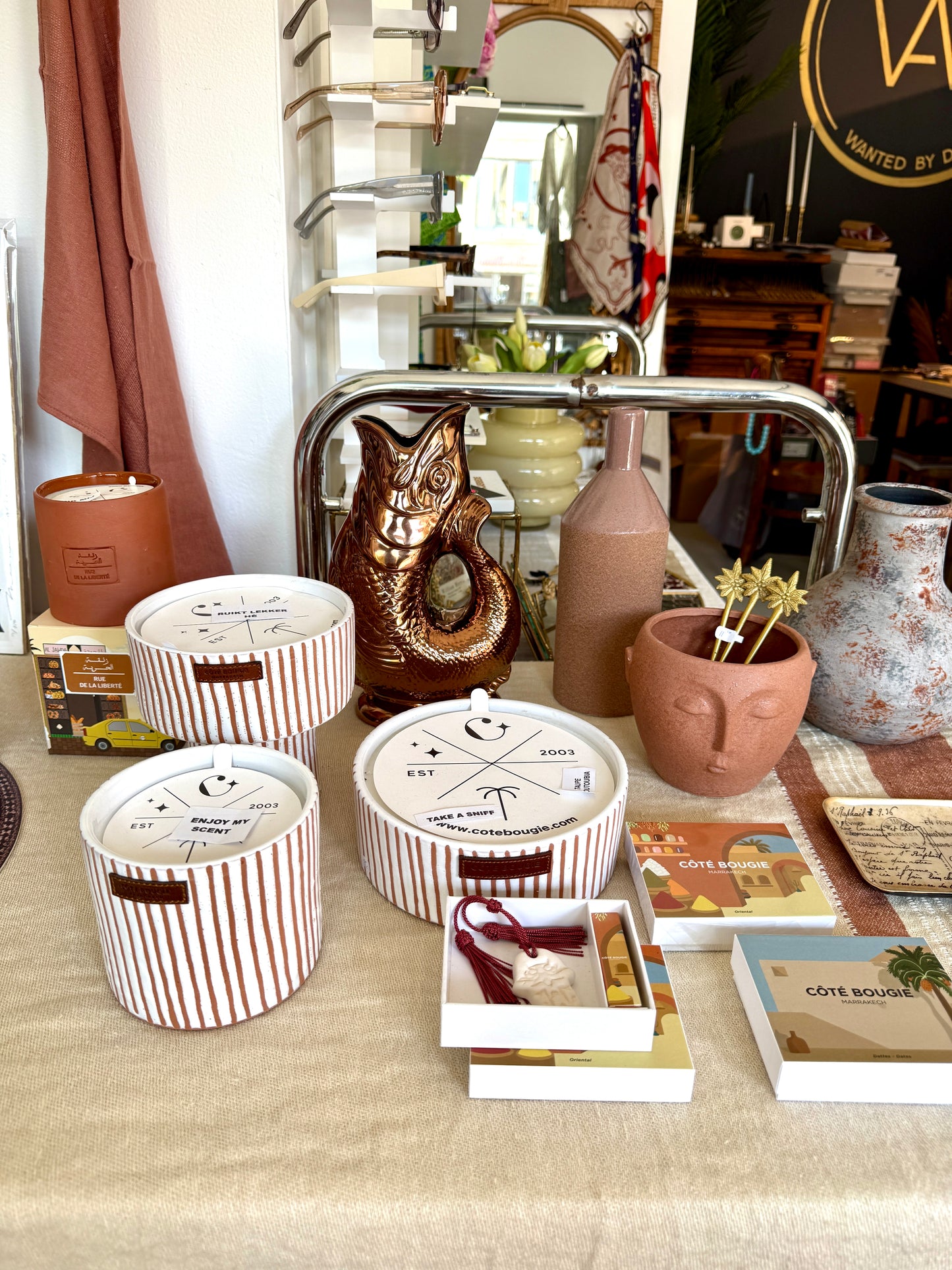 Coté Bougie Marrakech, te koop bij Wanted by DaS in Eindhoven. Deze heerlijk geurende kaars in een met de in Marrakech, hand gemaakte terra cotta pot, is een prachtig item om je interieur net dat vleugje extra te geven. Prachtig als cadeau, voor jezelf of een ander. Ze zijn er in verschillende maten, kleuren en geuren. Combinatie van de geuren Komijn – Wierook – Amber 20 x 7 cm 100 brand uren