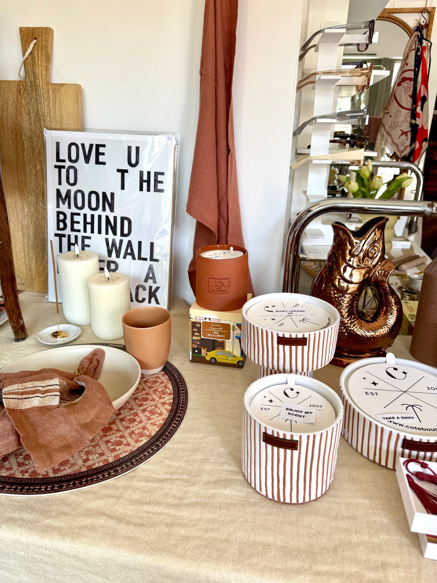 Coté Bougie Marrakech, koop je bij Wanted by DaS in Eindhoven. Deze heerlijk geurende kaars in een met de in Marrakech, hand gemaakte terra cotta pot, is een prachtig item om je interieur net dat vleugje extra te geven. Prachtig als cadeau, voor jezelf of een ander. Ze zijn er in verschillende maten, kleuren en geuren. Combinatie van de geuren Komijn – Wierook – Amber 7,5 x 9 cm 40 brand uren