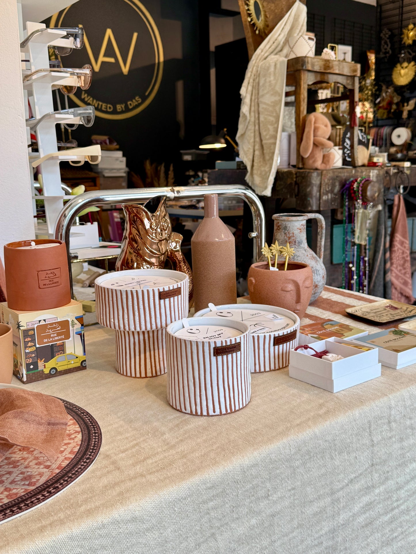 Coté Bougie Marrakech, te koop bij Wanted by Das in Eindhoven. Deze heerlijk geurende kaars in een met de in Marrakech, hand gemaakte terra cotta pot, is een prachtig item om je interieur net dat vleugje extra te geven. Prachtig als cadeau, voor jezelf of een ander. Ze zijn er in verschillende maten, kleuren en geuren. Combinatie van de geuren Komijn – Wierook – Amber 12 x 10 cm 80 brand uren
