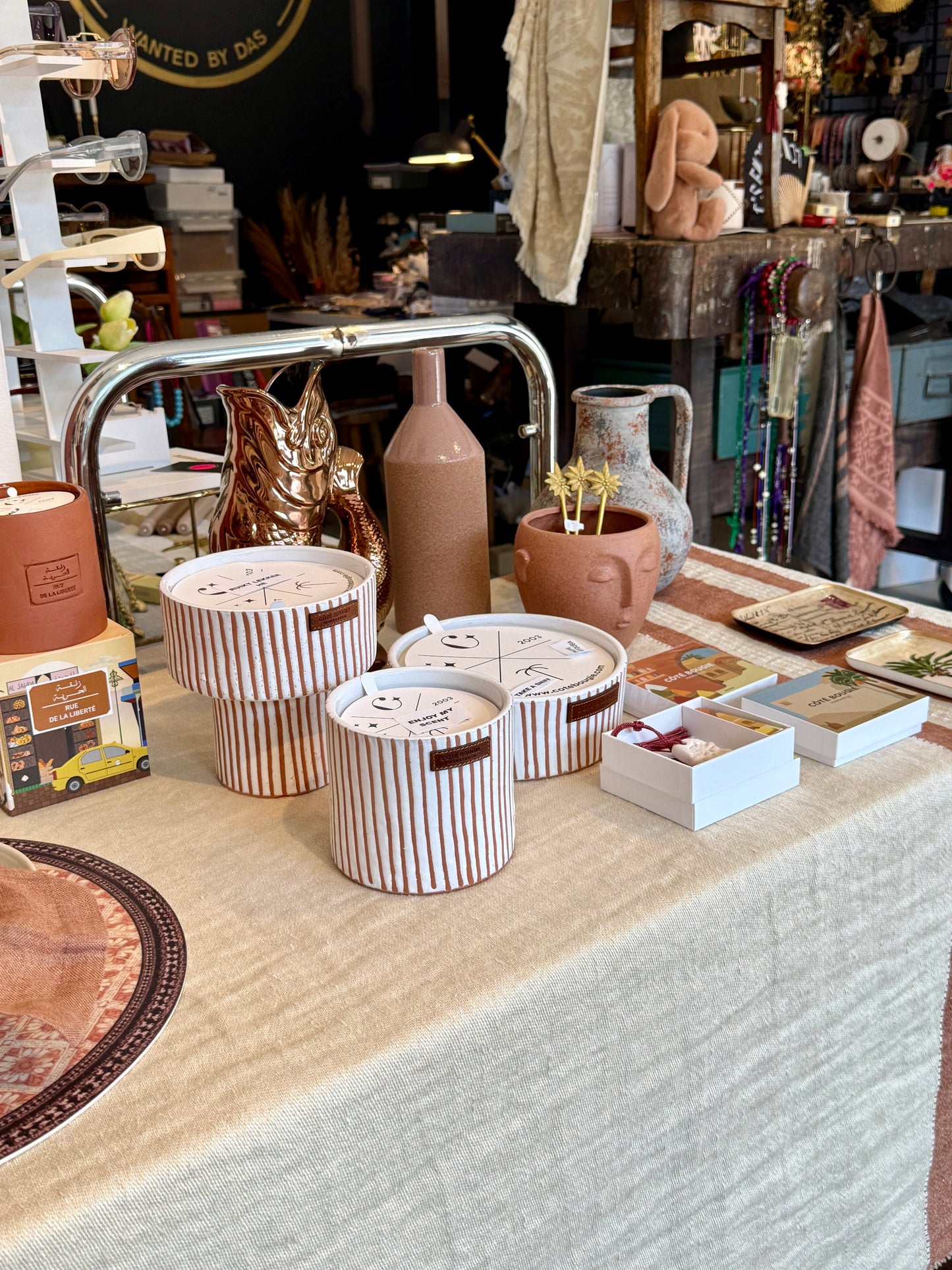 Coté Bougie Marrakech, koop je bij Wanted by DaS in Eindhoven. Deze heerlijk geurende kaars in een met de in Marrakech, hand gemaakte terra cotta pot, is een prachtig item om je interieur net dat vleugje extra te geven. Prachtig als cadeau, voor jezelf of een ander. Ze zijn er in verschillende maten, kleuren en geuren. Combinatie van de geuren Komijn – Wierook – Amber 7,5 x 9 cm 40 brand uren