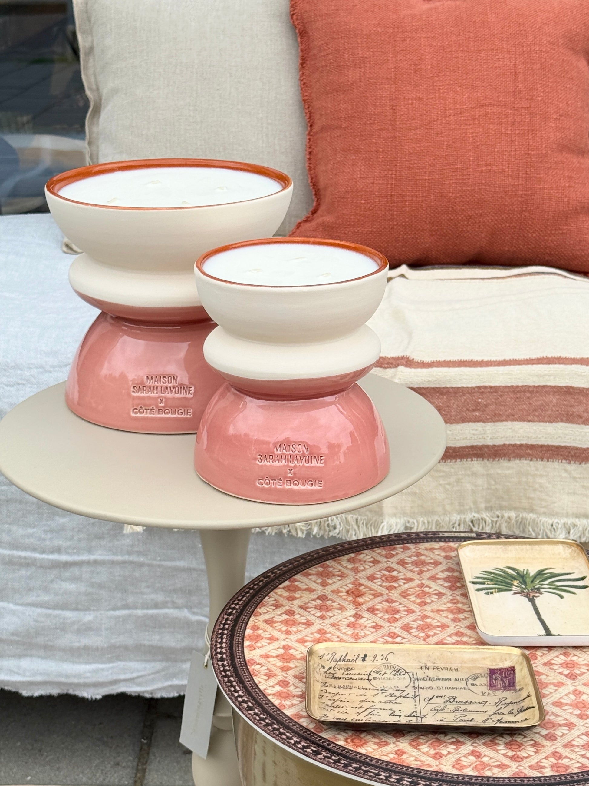 Coté Bougie Marrakech, te koop bij Wanted by DaS in Eindhoven. Deze heerlijk geurende kaars in een met de in Marrakech, hand gemaakte terra cotta pot, is een prachtig item om je interieur net dat vleugje extra te geven. Prachtig als cadeau, voor jezelf of een ander. Ze zijn er in verschillende maten, kleuren en geuren. Deze variant is ontworpen in samenwerking met Maison Sarah Lavoine, Combinatie van de geuren Komijn – Wierook – Amber 15 x 15 cm 70 brand uren