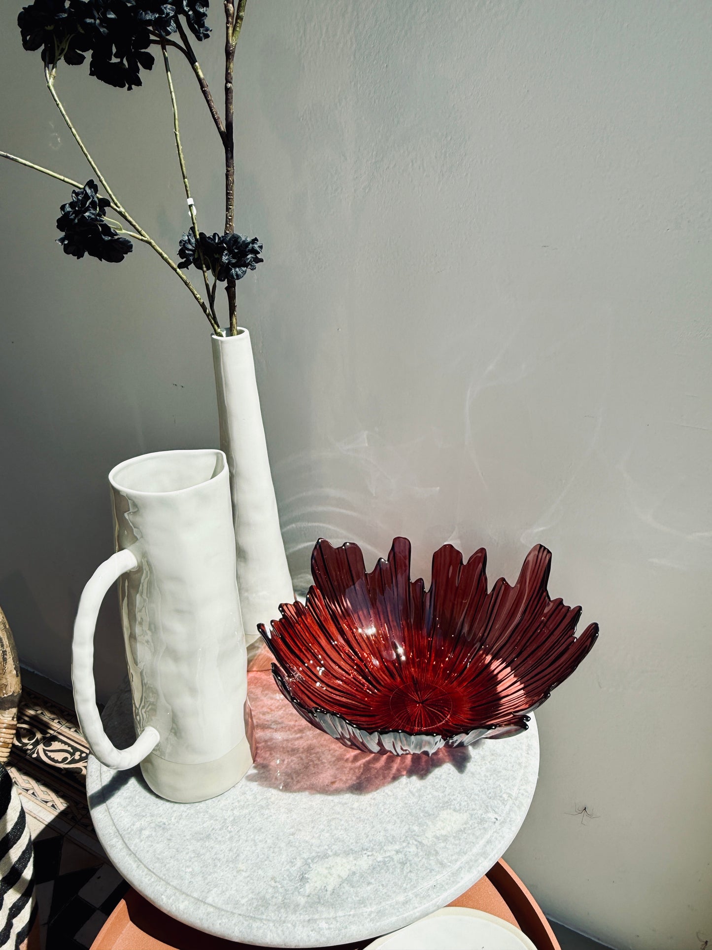 De Aila schaal van Bloomingville , te koop bij wanted by Das in Eindhoven, is een decoratieve glazen schaal met een geverfde finish. De vorm lijkt op een open bloem, prachtig als decoratie maar ook geweldig als fruitschaal. 