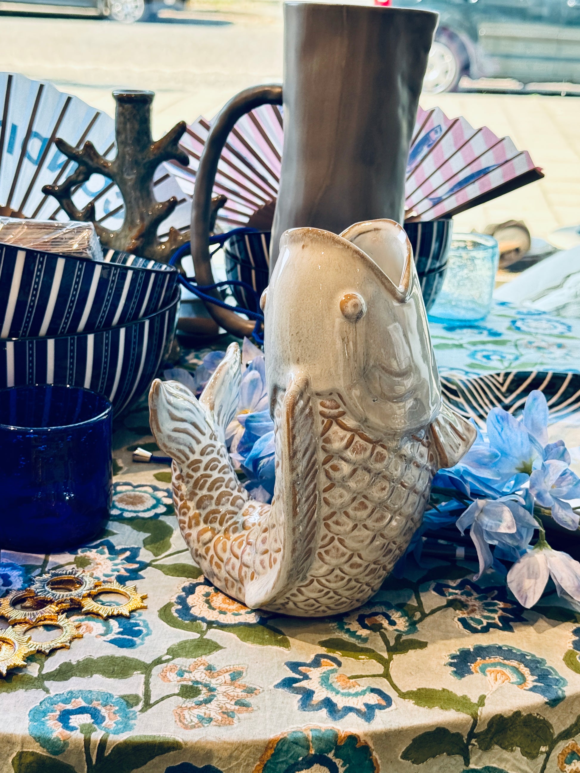 De Hiro vaas van Bloomingville, te koop bij Wanted by DaS in Eindhoven, is een charmante vaas in de vorm van een vis en gedecoreerd met licht blauwe finish. De gedetailleerde vormgeving maakt dat hij als vaas maar ook als decoratie stuk zal shinen in je interieur