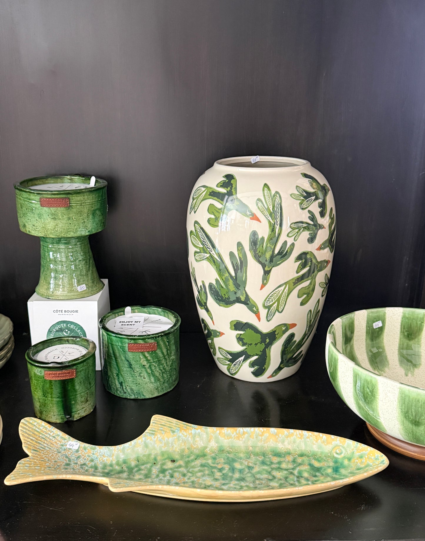 Coté Bougie Marrakech, te koop bij Wanted by DaS in Eindhoven. Deze heerlijk geurende kaars in een met de in Marrakech, hand gemaakte terra cotta pot, is een prachtig item om je interieur net dat vleugje extra te geven. Prachtig als cadeau, voor jezelf of een ander. Ze zijn er in verschillende maten, kleuren en geuren. Combinatie van de geuren Mint en Thee 12 x 10 cm 80 brand uren