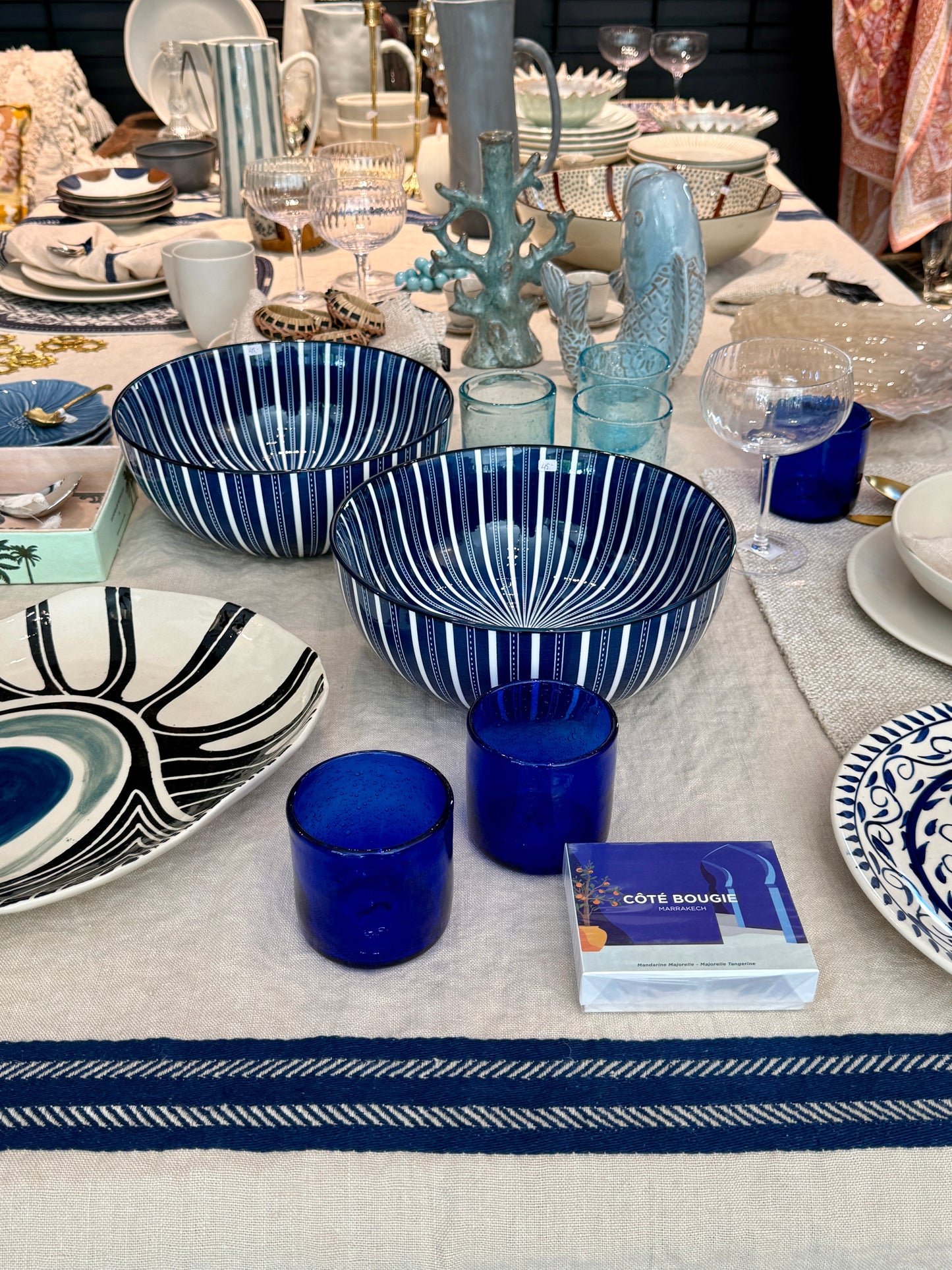 De Hiro vaas van Bloomingville, te koop bij Wanted by DaS in Eindhoven, is een charmante vaas in de vorm van een vis en gedecoreerd met licht blauwe finish. De gedetailleerde vormgeving maakt dat hij als vaas maar ook als decoratie stuk zal shinen in je interieur