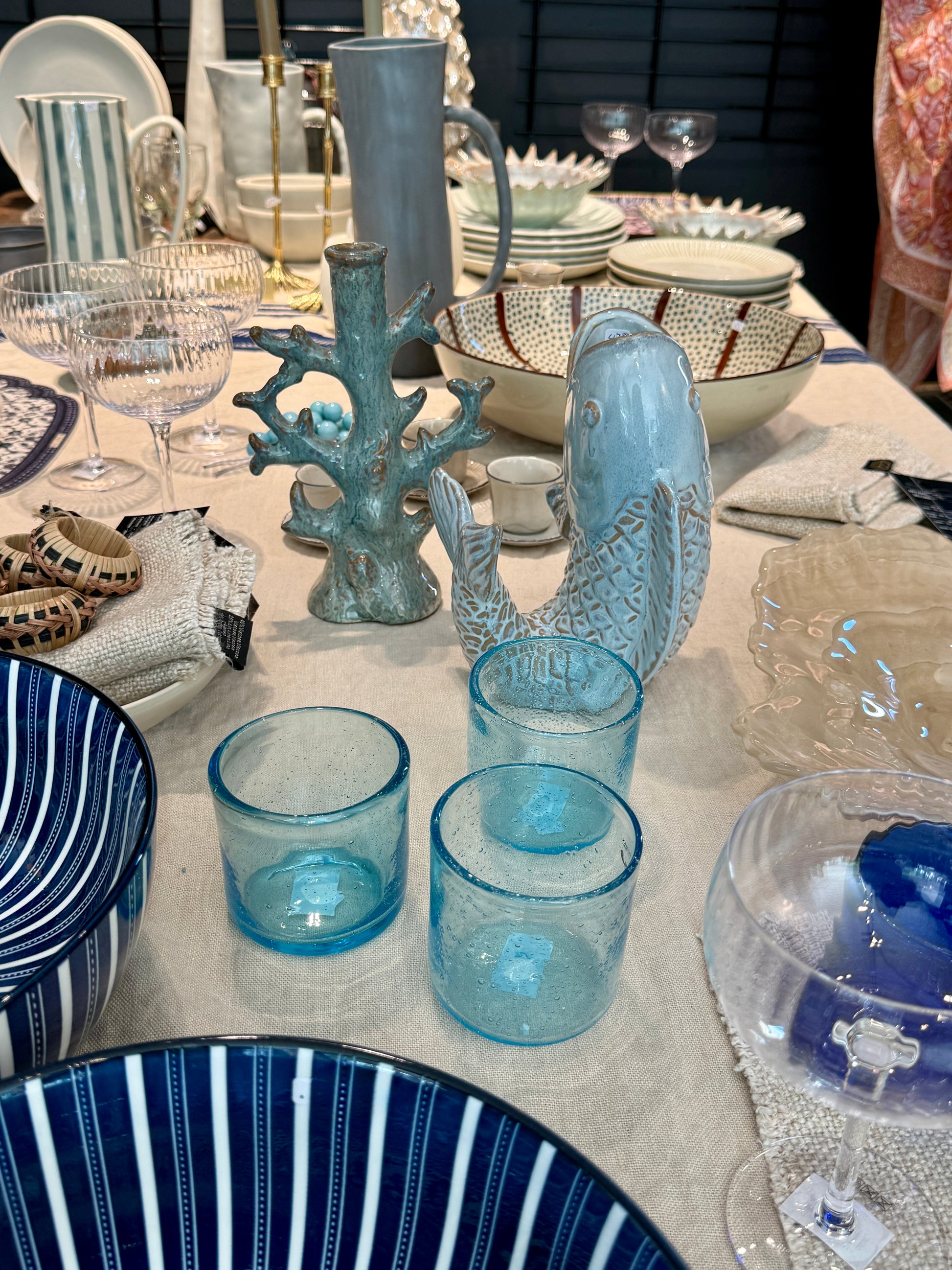 De Hiro vaas van Bloomingville, te koop bij Wanted by DaS in Eindhoven, is een charmante vaas in de vorm van een vis en gedecoreerd met licht blauwe finish. De gedetailleerde vormgeving maakt dat hij als vaas maar ook als decoratie stuk zal shinen in je interieur