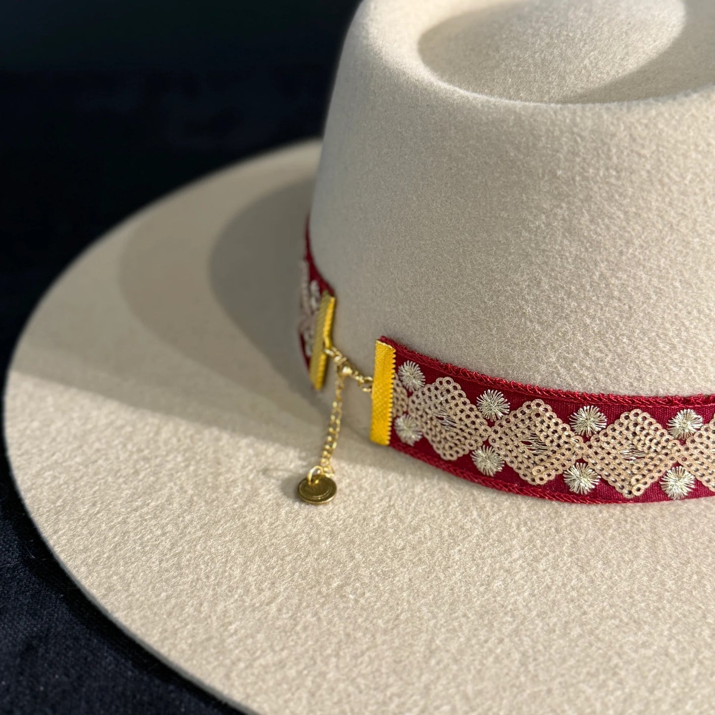 Wanted by Das Hat band Shiny Red